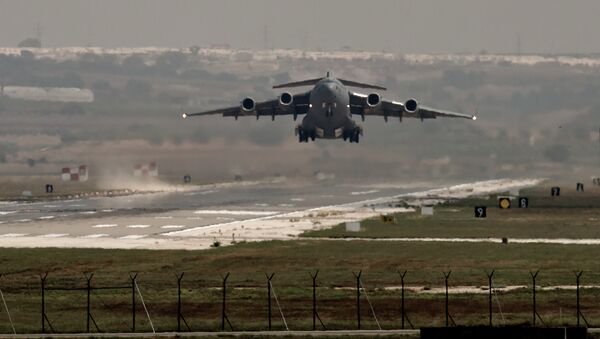 A US Air Force plane takes off from the Incirlik airbase, southern Turkey - Sputnik Mundo