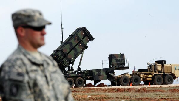 A US soldier stands in front of a Patriot missile system at a Turkish military base in Gaziantep - Sputnik Mundo