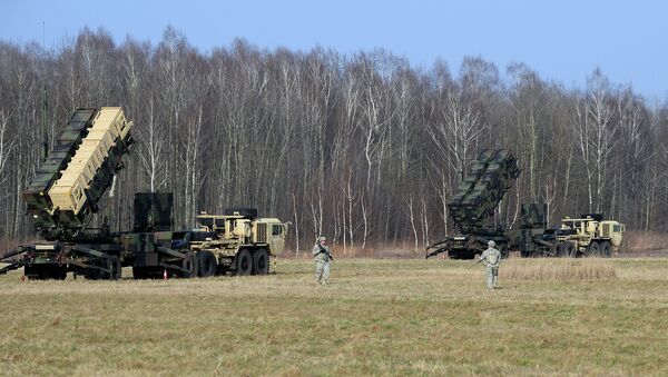 US troops from the 5th Battalion of the 7th Air Defense Regiment emplace a launching station of the Patriot air and missile defence system at a test range in Sochaczew, Poland - Sputnik Mundo