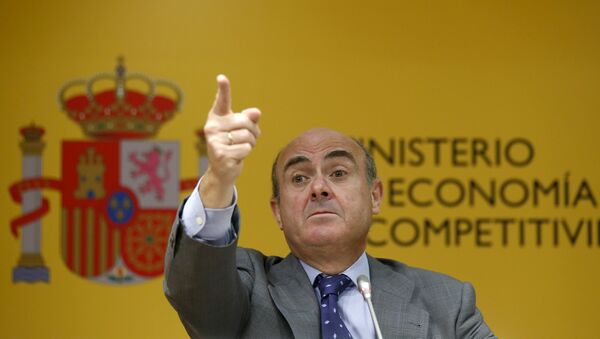 Spain's Economy Minister Luis de Guindos gestures during a news conference at the economy ministry in Madrid, Spain - Sputnik Mundo