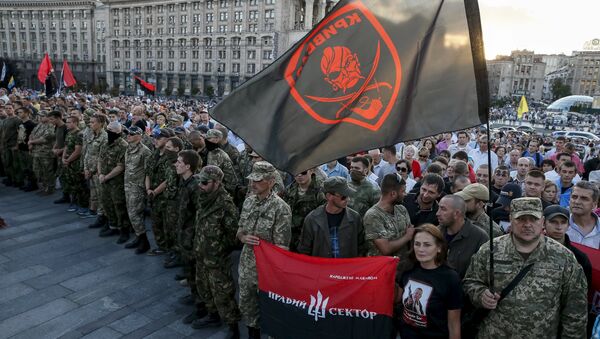 Miembros del movimiento radical Pravy Sektor en el centro de Kiev, Ucrania (archivo) - Sputnik Mundo