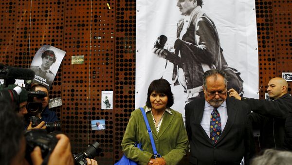 Carmen Gloria Quintana (en verde), Rodrigo Rojas (en el cartel) - Sputnik Mundo