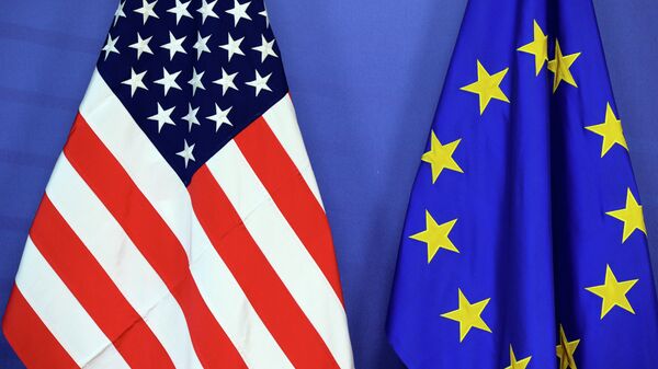 The US national flag (L) and the flag of the European Union are placed side-by-side during the Transatlantic Trade and Investment Partnership (TTIP) meeting at the European Union Commission headquarter in Brussels, on July 13, 2015 - Sputnik Mundo