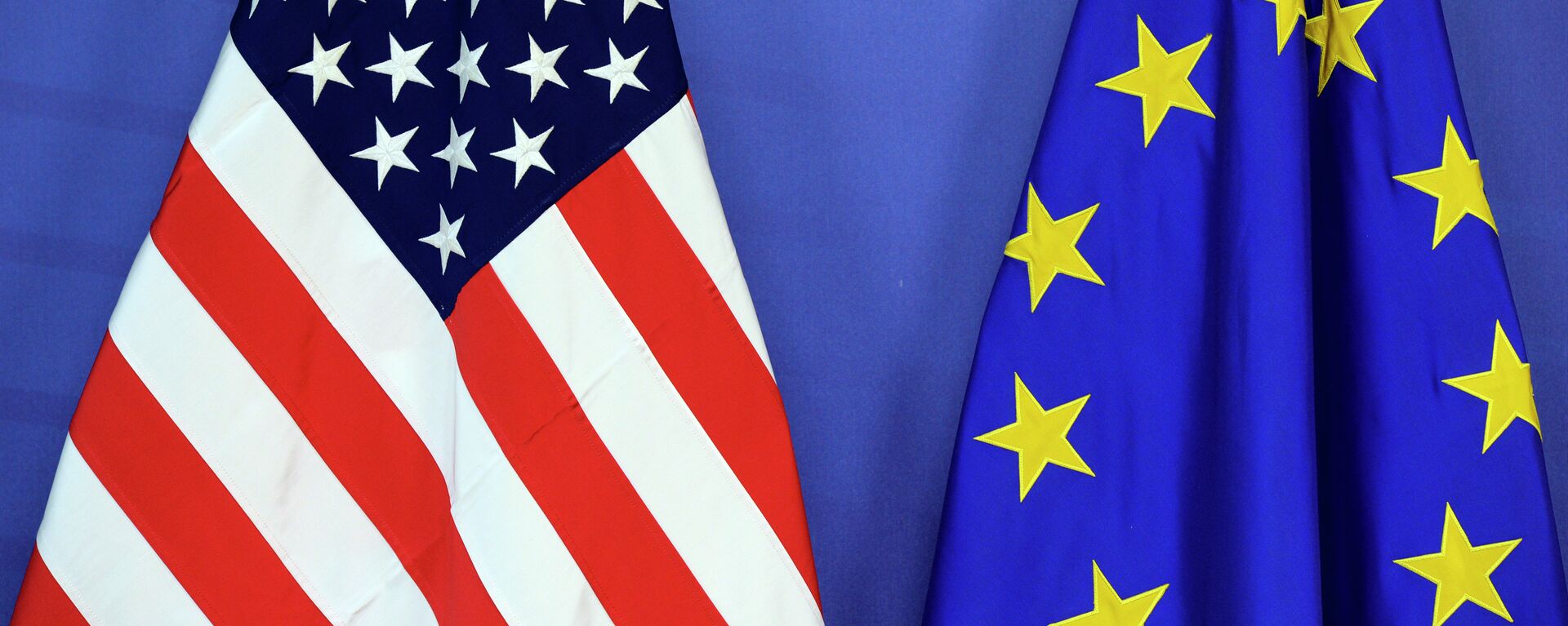 The US national flag (L) and the flag of the European Union are placed side-by-side during the Transatlantic Trade and Investment Partnership (TTIP) meeting at the European Union Commission headquarter in Brussels, on July 13, 2015 - Sputnik Mundo, 1920, 28.02.2022