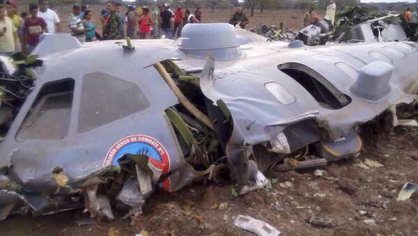 Al menos 12 muertos al estrellarse un avión militar en Colombia - Sputnik Mundo