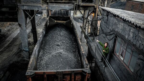 Carga de carbón en una minería en Donetsk - Sputnik Mundo