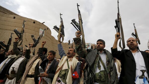 Armed Houthi followers demonstrate against Saudi-led air strikes in Yemen's capital Sanaa - Sputnik Mundo