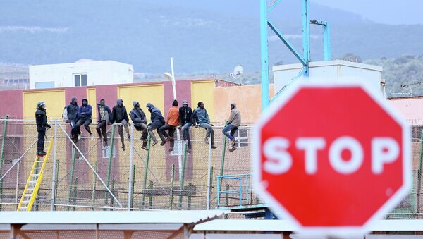 Migrantes intentan saltar la valla de Melilla - Sputnik Mundo