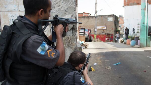 PM militarized police personnel patrol the Chuveirinho favela after an exchange of fire between traffickers and police in the Alemao shantytown complex in Rio de Janeiro, Brazil - Sputnik Mundo