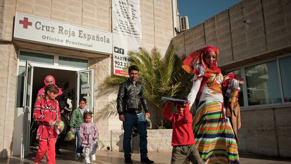 Familia de refugiados se va de centro de Cruz Roja Española - Sputnik Mundo