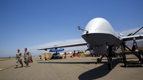 A General Atomics MQ-9 Reaper stands on the runway during Black Dart, a live-fly, live fire demonstration of 55 unmanned aerial vehicles, or drones, at Naval Base Ventura County Sea Range, Point Mugu, near Oxnard, California July 31, 2015 - Sputnik Mundo