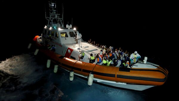 Migrantes en el mar Mediterráneo entre Libia y la isla italiana de Lampedusa - Sputnik Mundo