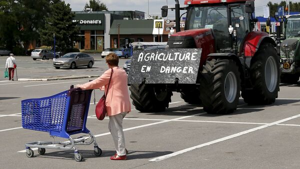 Agricultores belgas bloquean con sus tractores la entrada a un supermercado durante una protesta en Bruselas, el 31 de julio, 2015 - Sputnik Mundo