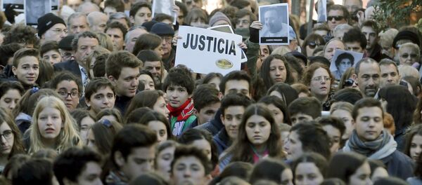 Manifestantes con fotos de victimas de ataque a la AMIA durante un mitin en conmemoración de 21º aniversario de atentado en Buenos Aires, Argentina Manifestantes con fotos de victimas de ataque a la AMIA durante un mitin en conmemoración de 21º aniversario de atentado en Buenos Aires, Argentina - Sputnik Mundo