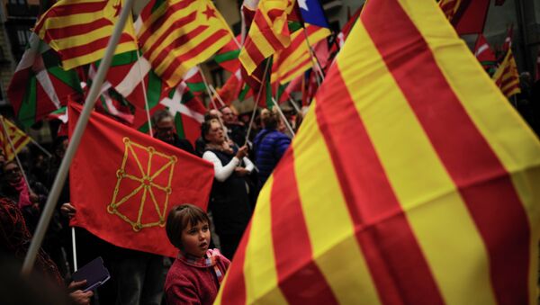 Partidarios de independencia de Cataluña y País Vasco protestan con las banderas de sus regiones - Sputnik Mundo