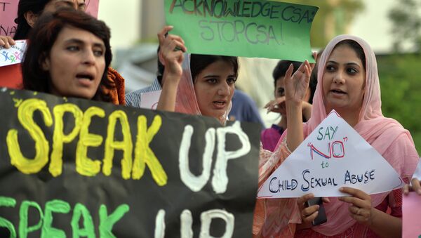 Manifestación en contra de las violaciones de niños en Pakistán - Sputnik Mundo