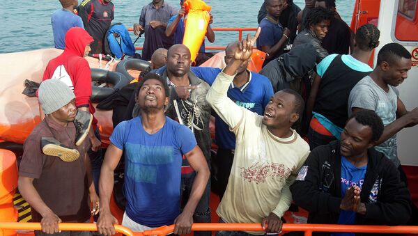 Inmigrantes de África en el puerto de Tarifa - Sputnik Mundo