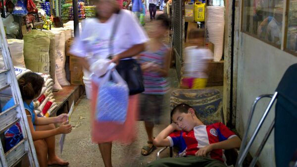 Javier Moreno sleeps at a popular food market in Asuncion, Paraguay - Sputnik Mundo