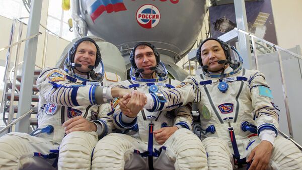 Cosmonautas Andreas Mogensen (Dinamarca), Serguéi Vólkov (Rusia) y Aydyn Aimbetov (Kazajistán) - Sputnik Mundo
