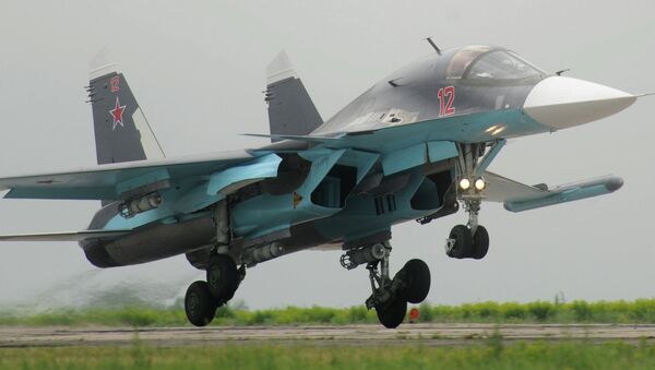 Bombardero Su-34 dotado con el sistema antimisil Khibiny - Sputnik Mundo
