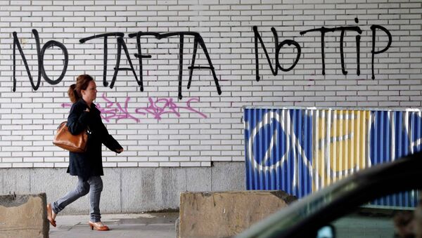 Grafitis en contra del TTIP en Bruselas, Bélgica - Sputnik Mundo