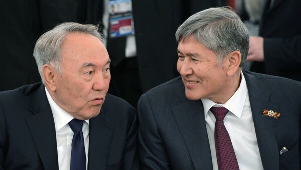 Presidente de Kazajistán, Nursultán Nazarbáev (izda.) y presidente de Kirguistán, Almazbek Atambáyev - Sputnik Mundo