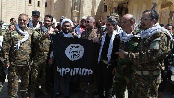 Fuerzas de Movilización Popular de Irak con la bandera del EI en Tikrit - Sputnik Mundo