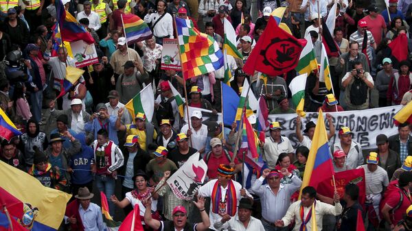 Protesters carry flags and banners while marching in Quito, Ecuador, August 12, 2015 - Sputnik Mundo