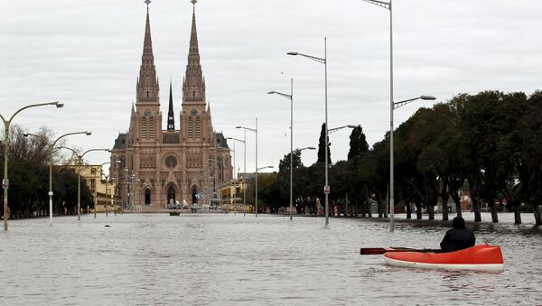 Inundaciones se vuelven arma arrojadiza en campaña electoral argentina - Sputnik Mundo