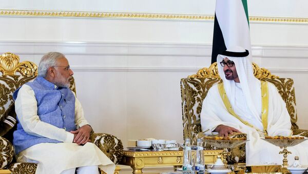 Narendra Modi, primer ministro de la India, y Mohamed bin Zayed Al Nahyan, príncipe heredero de los Emiratos Árabes Unidos, en Abu Dabi, el 16 de agosto, 2015 - Sputnik Mundo