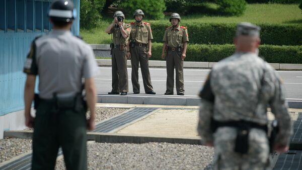Soldados norcoreanos toman una foto de soldados de Corea del Sur y EEUU - Sputnik Mundo
