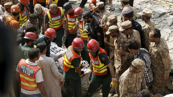 Trabajadores de rescate transportan víctima de atentado en Punjab, Pakistán - Sputnik Mundo