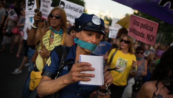 Protesta contra la 'ley mordaza' en Madrid, el 30 de junio, 2015 - Sputnik Mundo