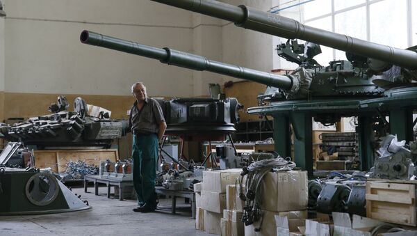Centro de reparación del material bélico en Kiev, Ucrania - Sputnik Mundo