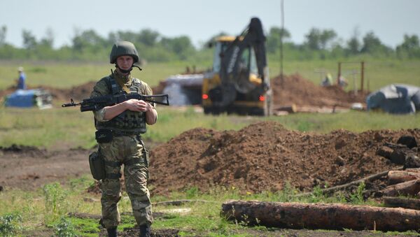 Militares ucranianos cavan trincheras en la frontera con Rusia - Sputnik Mundo