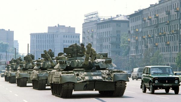 Tanques en las calles de Moscú durante intentona golpista de 1991 - Sputnik Mundo