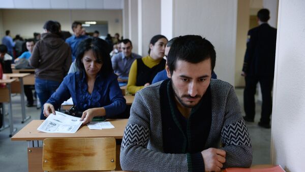 Inmigrantes esperan un examen de evalución en una oficina de Servicio Federal de Migración de Rusia - Sputnik Mundo