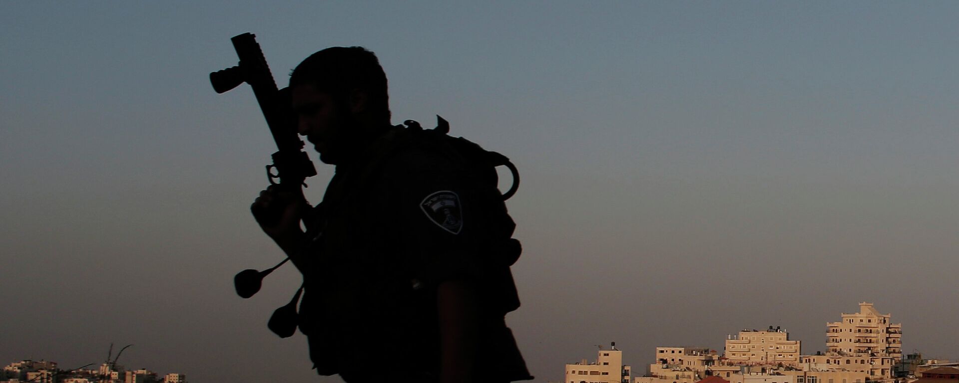 An Israeli border guard patrols in the east Jerusalem Arab neighbourhood of Issawiya on August 19, 2015 - Sputnik Mundo, 1920, 27.06.2022