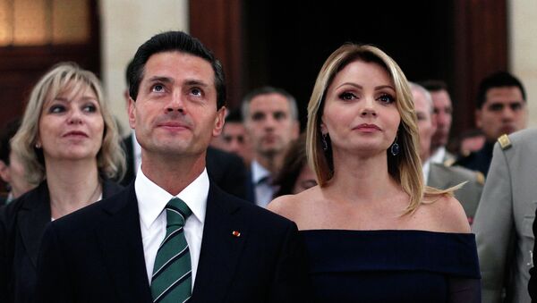 Enrique Peña con su esposa Angélica Rivera - Sputnik Mundo