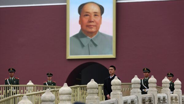 Un retrato del líder comunista chino Mao Zedong en La Puerta de Tiananmen en Pekín - Sputnik Mundo
