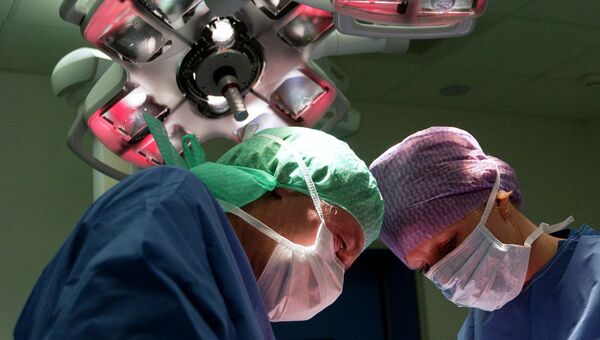 Los médicos hacen operación cesárea - Sputnik Mundo