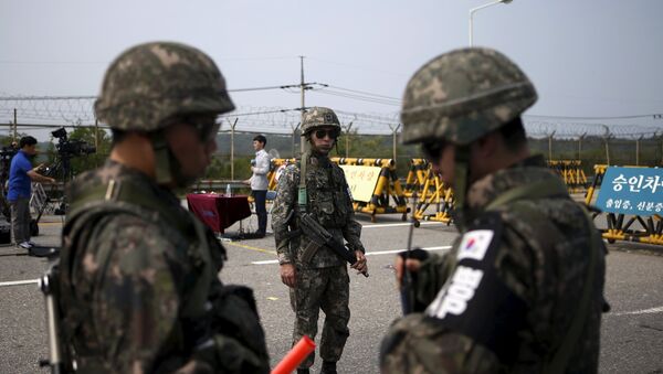 Soldados surcoreanos estan de guardia cerca de la zona desmilitarizada, el 24 de agosto, 2015 - Sputnik Mundo