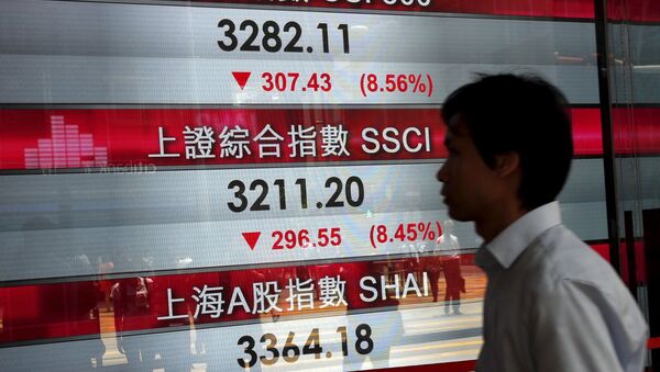 Pantalla con los índices bursátiles chinos en Hong Kong - Sputnik Mundo