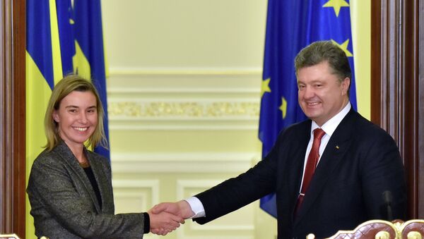 Alta representante de UE, Federica Mogherini, y presidente de Ucrania, Petro Poroshenko - Sputnik Mundo