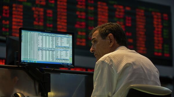 A system operator at Sao Paulo's Stock Exchange (Bovespa) looks at a monitor, in Sao Paulo, Brazil, on October 2, 2013.  - Sputnik Mundo