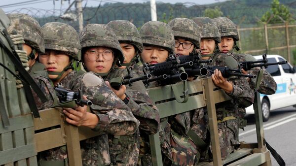 Militares surcoreanos en la zona desmilitarizada de Corea - Sputnik Mundo
