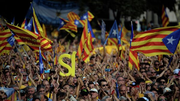 Partidarios de la independencia de Catalonia durante una manifestación en Barcelona - Sputnik Mundo