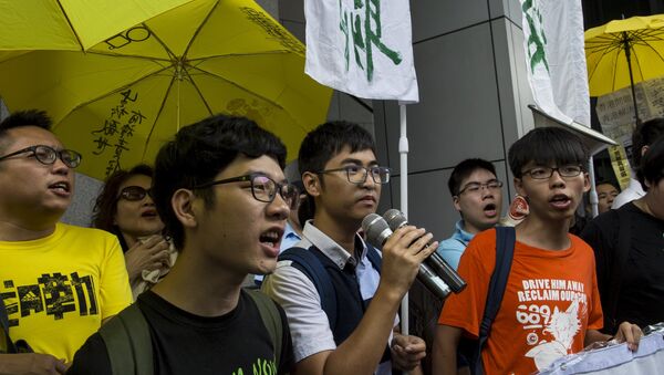 Líderes estudiantiles Nathan Law, Alex Chow y Joshua Wong al llegar a la jefatura de policía de Hong Kong - Sputnik Mundo
