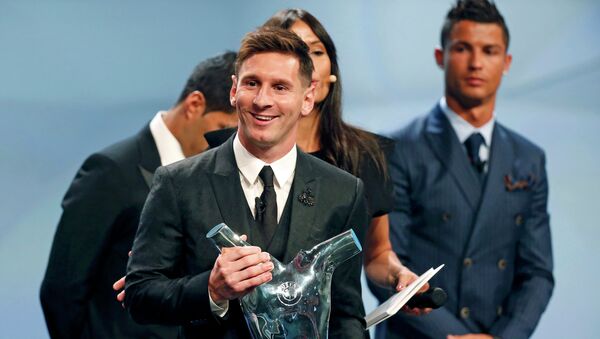 Lionel Messi, delantero del FC Barcelona, recibe el galardón del mejor futbolista de Europa, el 27 de agosto, 2015 - Sputnik Mundo