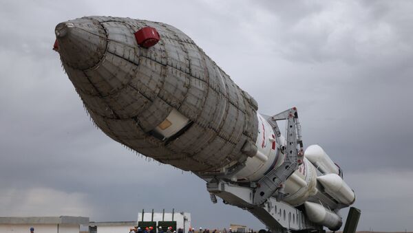 A Russian Proton-M rocket carrying the British telecommunications satellite Inmarsat-5 F3 is mounted on a launch pad at the Russian leased Baikonur cosmodrome on August 25, 2015.  - Sputnik Mundo